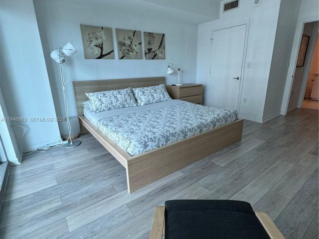 1-bedroom condo for rent in Miami - 500 Brickell Ave 1704 - MondialRealty