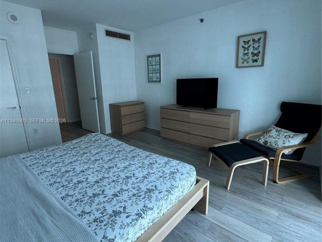 1-bedroom condo for rent in Miami - 500 Brickell Ave 1704 - MondialRealty