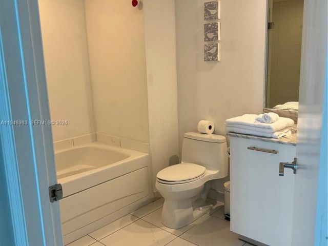 1-bedroom condo for rent in Miami - 500 Brickell Ave 1704 - MondialRealty