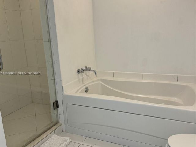 1-bedroom condo for rent in Miami - 500 Brickell Ave 1704 - MondialRealty