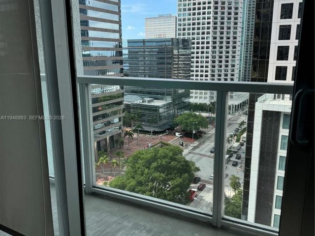 1-bedroom condo for rent in Miami - 500 Brickell Ave 1704 - MondialRealty