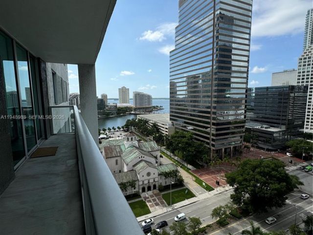 1-bedroom condo for rent in Miami - 500 Brickell Ave 1704 - MondialRealty