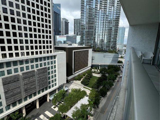 1-bedroom condo for rent in Miami - 500 Brickell Ave 1704 - MondialRealty