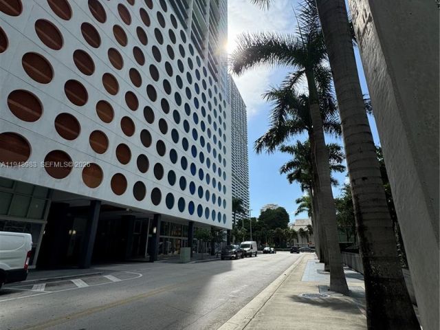 1-bedroom condo for rent in Miami - 500 Brickell Ave 1704 - MondialRealty