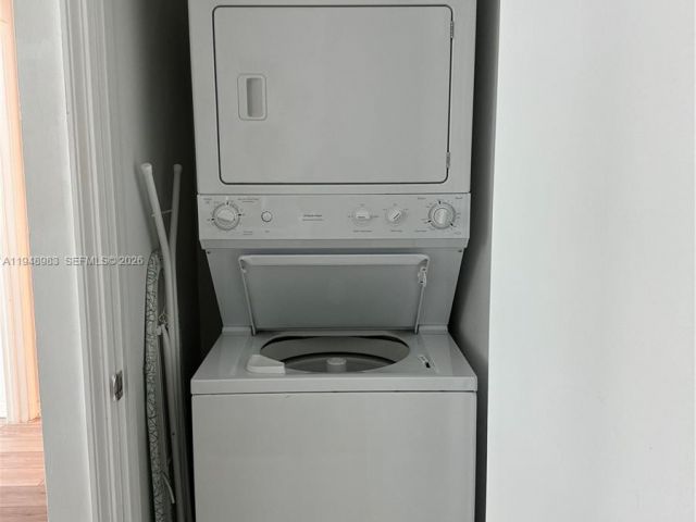 1-bedroom condo for rent in Miami - 500 Brickell Ave 1704 - MondialRealty