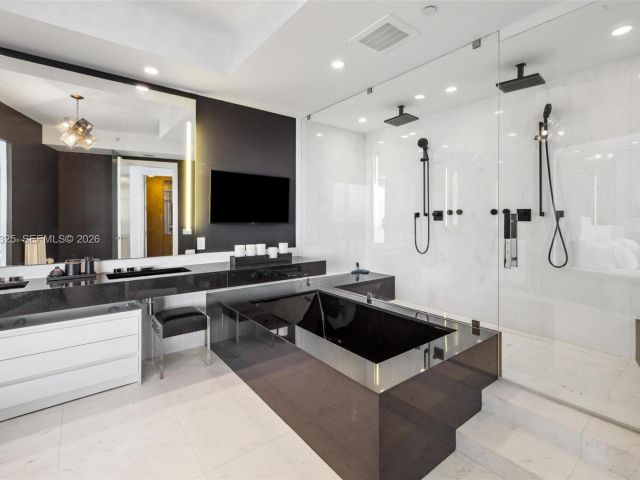 3-bedroom condo for sale in Sunny Isles Beach - 18555 Collins Ave 2601 - MondialRealty