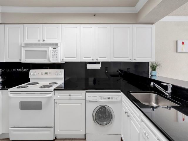 condo for rent in Hollywood - 2501 S Ocean Dr 534 - MondialRealty