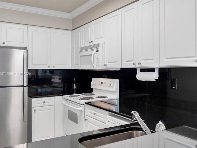 condo for rent in Hollywood - 2501 S Ocean Dr 534 - MondialRealty