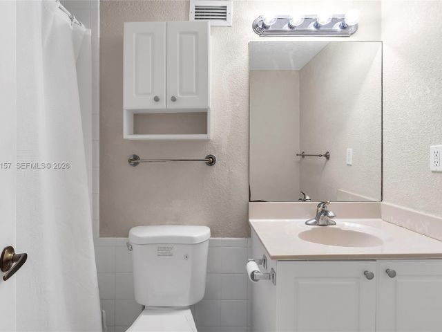 condo for rent in Hollywood - 2501 S Ocean Dr 534 - MondialRealty