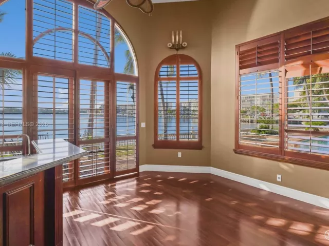 5-bedroom home for rent in North Miami Beach - 3283 NE 171st St - MondialRealty