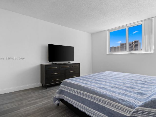 2-bedroom condo for rent in Sunny Isles Beach - 19380 Collins Ave 901 - MondialRealty