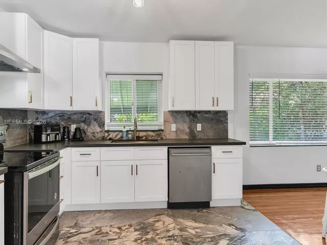 3-bedroom home for sale in Biscayne Park - 660 NE 121st St - MondialRealty