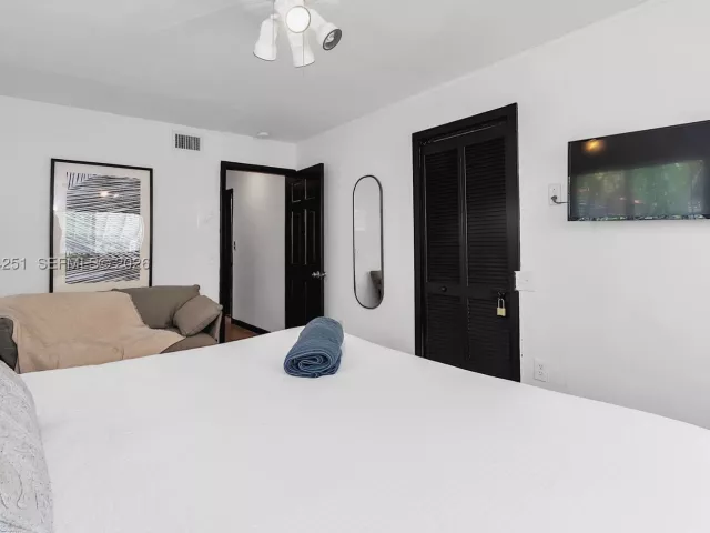 3-bedroom home for sale in Biscayne Park - 660 NE 121st St - MondialRealty