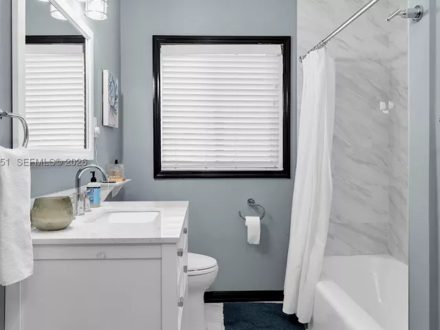 3-bedroom home for sale in Biscayne Park - 660 NE 121st St - MondialRealty