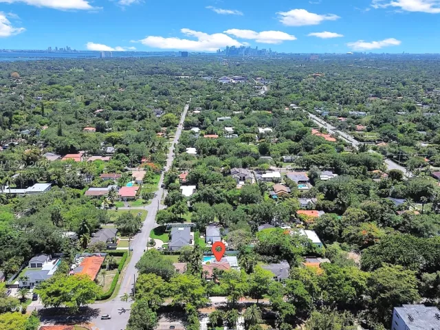 3-bedroom home for sale in Biscayne Park - 660 NE 121st St - MondialRealty
