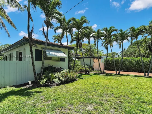 3-bedroom home for sale in Biscayne Park - 660 NE 121st St - MondialRealty