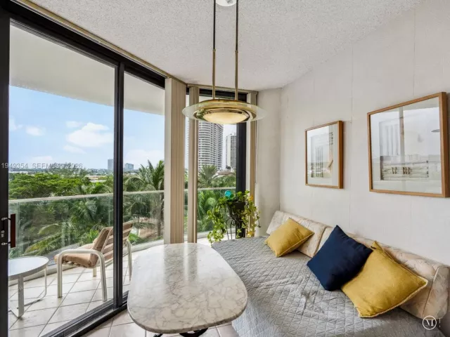 2-bedroom condo for rent in Aventura - 2800 Island Blvd 702 - MondialRealty