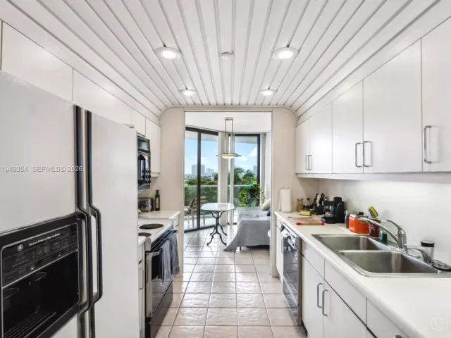 2-bedroom condo for rent in Aventura - 2800 Island Blvd 702 - MondialRealty