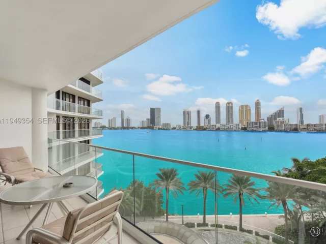 2-bedroom condo for rent in Aventura - 2800 Island Blvd 702 - MondialRealty