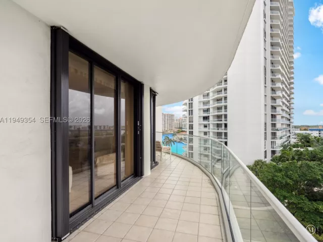 2-bedroom condo for rent in Aventura - 2800 Island Blvd 702 - MondialRealty