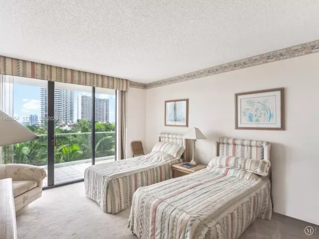 2-bedroom condo for rent in Aventura - 2800 Island Blvd 702 - MondialRealty