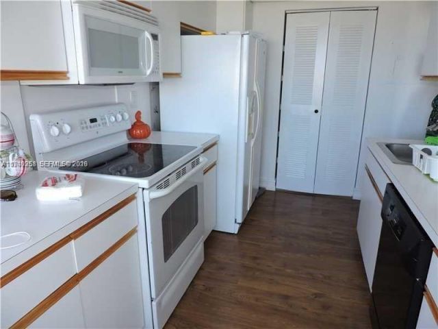 2-bedroom condo for sale in Aventura - 3400 NE 192nd St 609 - MondialRealty
