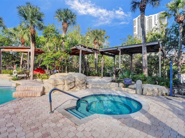 2-bedroom condo for sale in Aventura - 3400 NE 192nd St 609 - MondialRealty