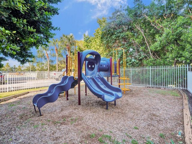 2-bedroom condo for sale in Aventura - 3400 NE 192nd St 609 - MondialRealty
