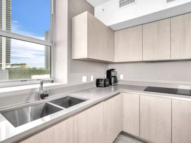 2-bedroom condo for sale in Hollywood - 4010 S Ocean Dr R701 - MondialRealty