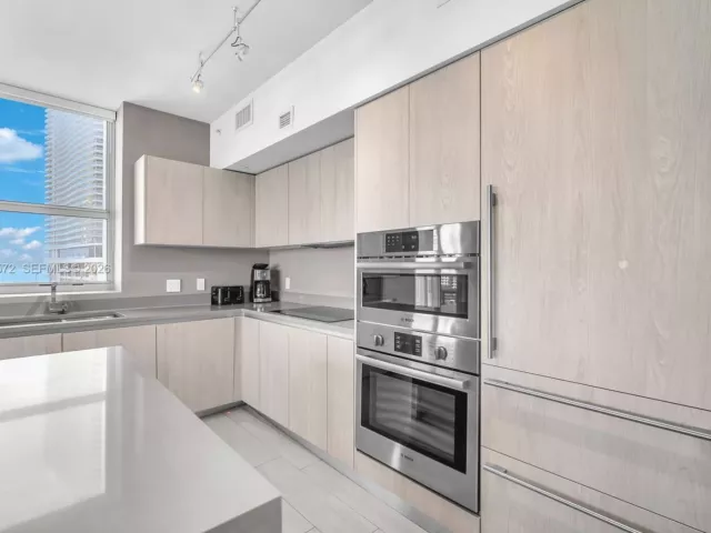 2-bedroom condo for sale in Hollywood - 4010 S Ocean Dr R701 - MondialRealty