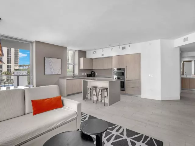 2-bedroom condo for sale in Hollywood - 4010 S Ocean Dr R701 - MondialRealty