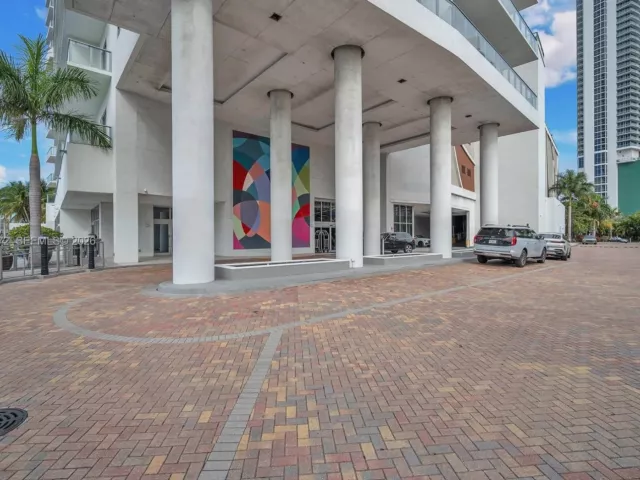 2-bedroom condo for sale in Hollywood - 4010 S Ocean Dr R701 - MondialRealty