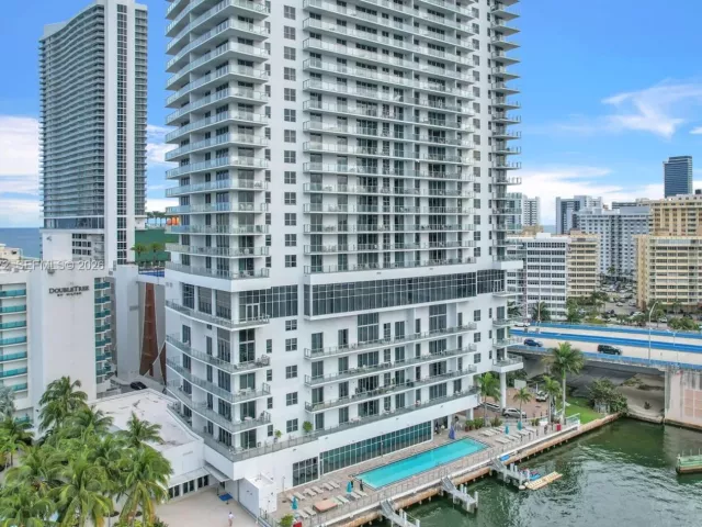 2-bedroom condo for sale in Hollywood - 4010 S Ocean Dr R701 - MondialRealty
