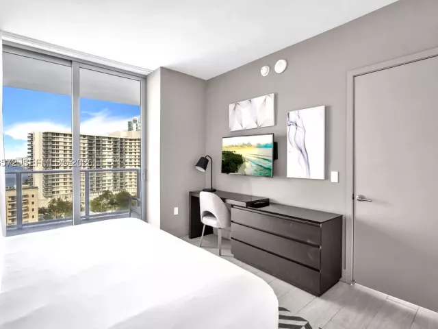 2-bedroom condo for sale in Hollywood - 4010 S Ocean Dr R701 - MondialRealty
