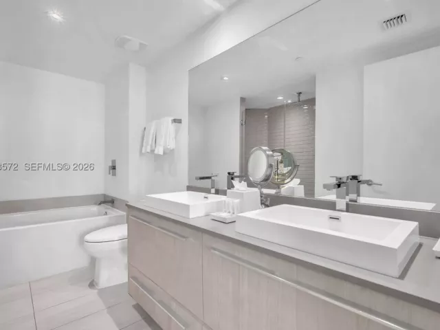 2-bedroom condo for sale in Hollywood - 4010 S Ocean Dr R701 - MondialRealty