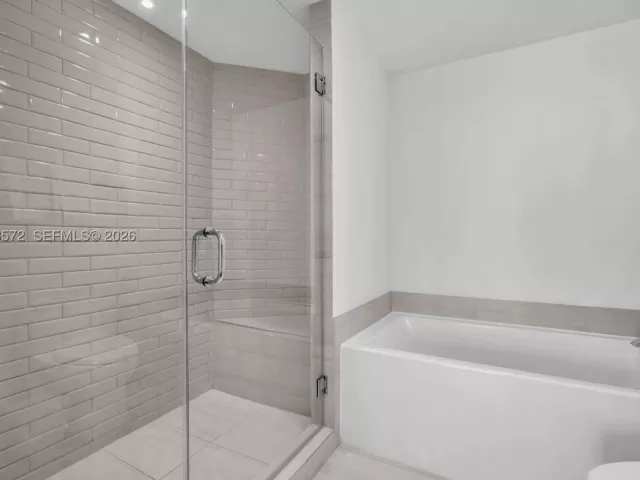 2-bedroom condo for sale in Hollywood - 4010 S Ocean Dr R701 - MondialRealty