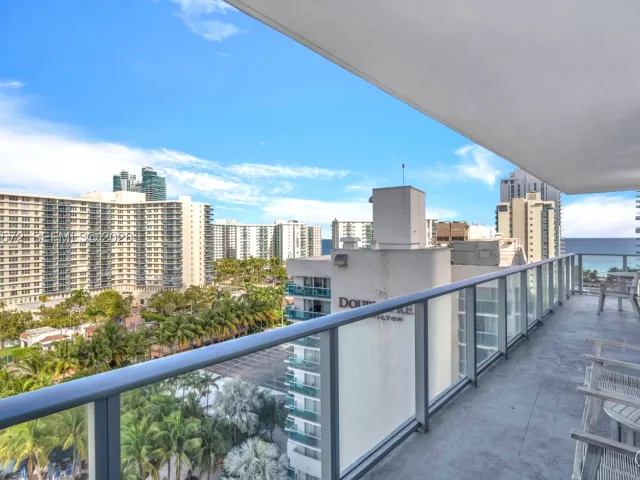 2-bedroom condo for sale in Hollywood - 4010 S Ocean Dr R701 - MondialRealty