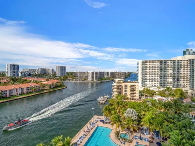 2-bedroom condo for sale in Hollywood - 4010 S Ocean Dr R701 - MondialRealty