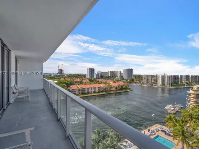 2-bedroom condo for sale in Hollywood - 4010 S Ocean Dr R701 - MondialRealty