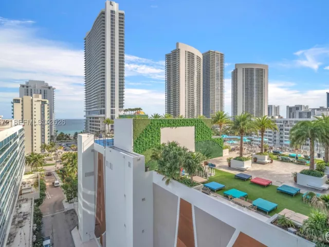 2-bedroom condo for sale in Hollywood - 4010 S Ocean Dr R701 - MondialRealty