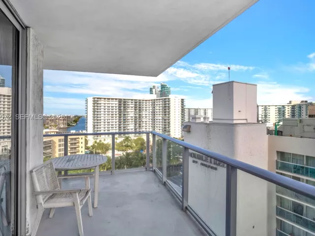 2-bedroom condo for sale in Hollywood - 4010 S Ocean Dr R701 - MondialRealty