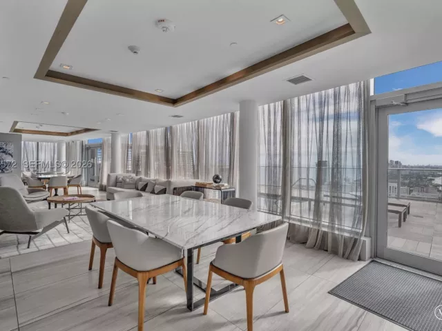 2-bedroom condo for sale in Hollywood - 4010 S Ocean Dr R701 - MondialRealty