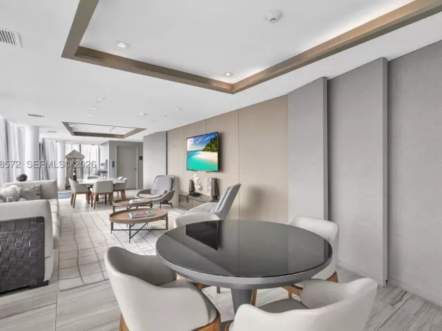 2-bedroom condo for sale in Hollywood - 4010 S Ocean Dr R701 - MondialRealty