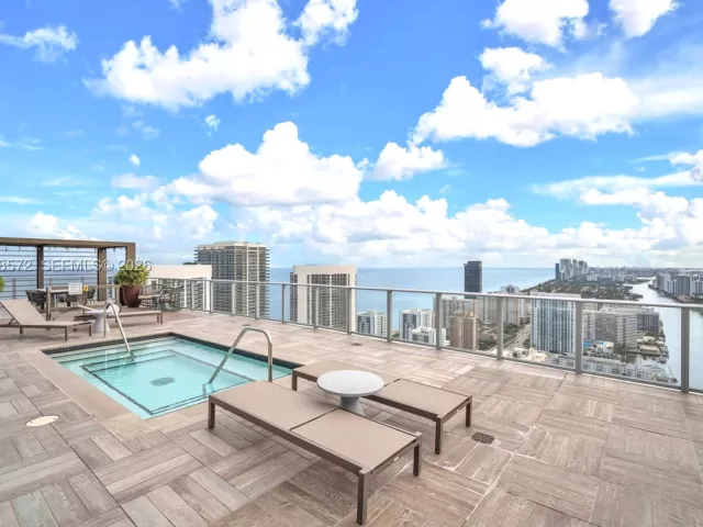 2-bedroom condo for sale in Hollywood - 4010 S Ocean Dr R701 - MondialRealty