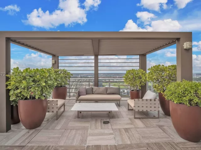 2-bedroom condo for sale in Hollywood - 4010 S Ocean Dr R701 - MondialRealty