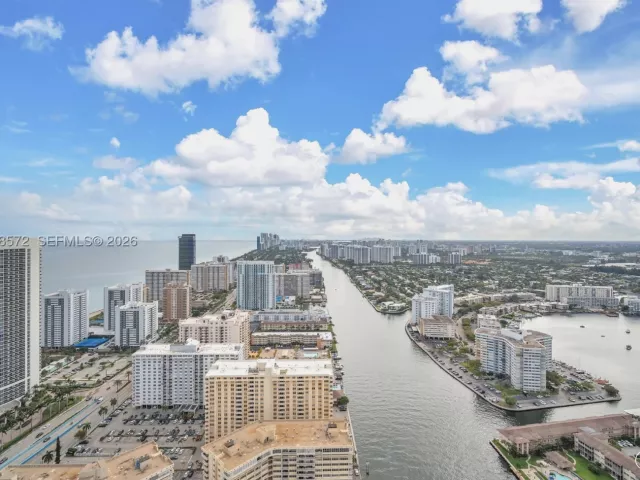 2-bedroom condo for sale in Hollywood - 4010 S Ocean Dr R701 - MondialRealty