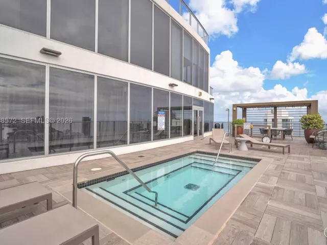 2-bedroom condo for sale in Hollywood - 4010 S Ocean Dr R701 - MondialRealty