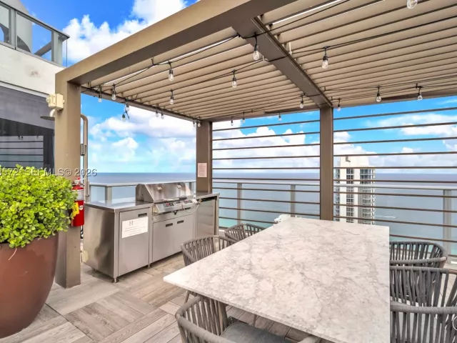 2-bedroom condo for sale in Hollywood - 4010 S Ocean Dr R701 - MondialRealty
