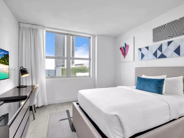 2-bedroom condo for sale in Hollywood - 4010 S Ocean Dr R701 - MondialRealty