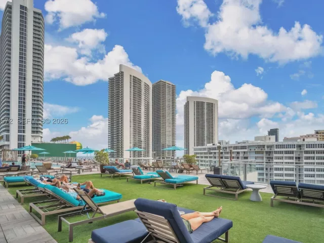 2-bedroom condo for sale in Hollywood - 4010 S Ocean Dr R701 - MondialRealty